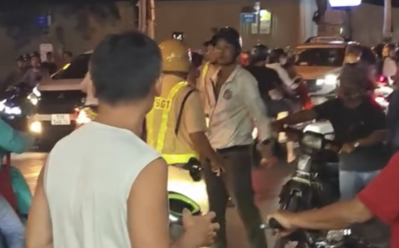 Đang xác minh xử lý nhóm người say xỉn có biểu hiện chống người thi hành công vụ -0