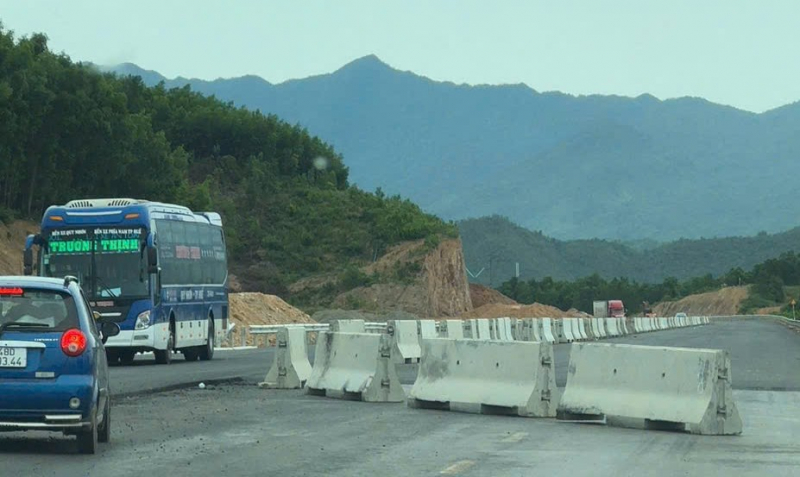 Công trường cao tốc “mịt mù bụi”, vắng bóng phân luồng: CSGT kiến nghị khẩn khắc phục bất cập -0
