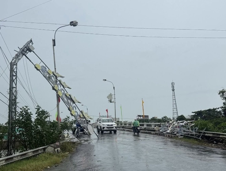 Nhiều nhà dân tại TP Hồ Chí Minh, Tây Ninh tốc mái sau dông lốc -0