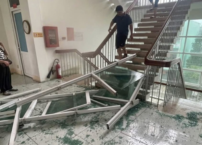 Nhiều nhà dân tại TP Hồ Chí Minh, Tây Ninh tốc mái sau dông lốc -0