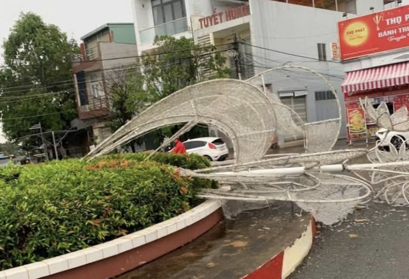 Nhiều nhà dân tại TP Hồ Chí Minh, Tây Ninh tốc mái sau dông lốc -1