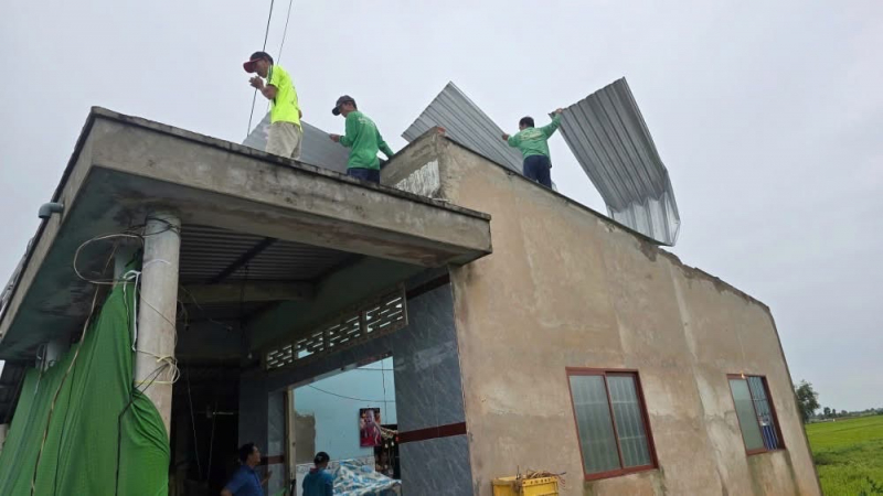 Nhiều nhà dân tại TP Hồ Chí Minh, Tây Ninh tốc mái sau dông lốc -1