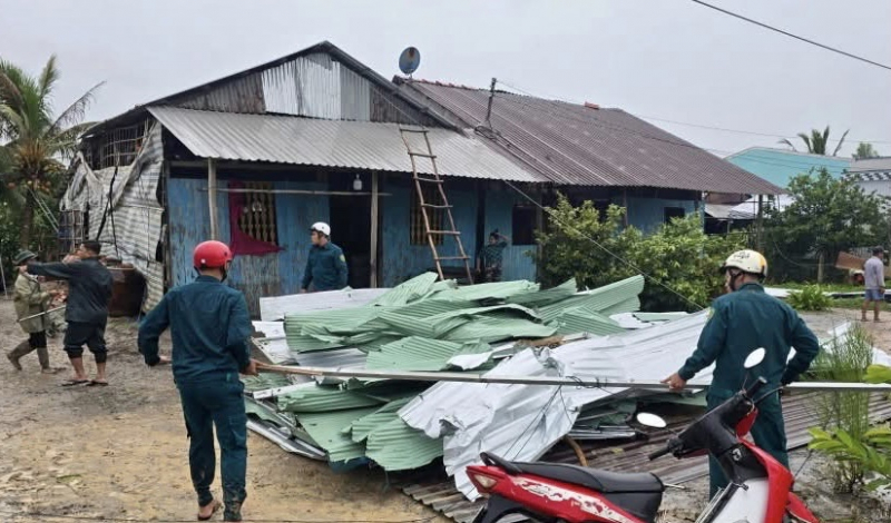 Nhiều nhà dân tại TP Hồ Chí Minh, Tây Ninh tốc mái sau dông lốc -2