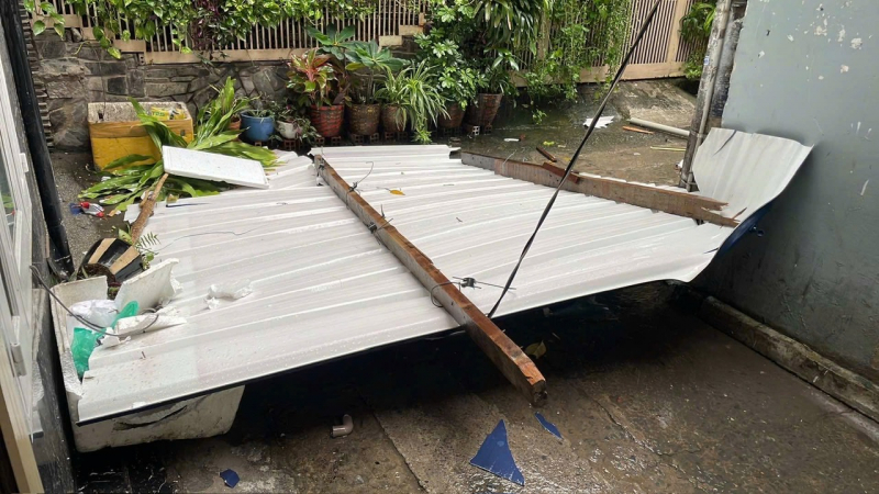 Nhiều nhà dân tại TP Hồ Chí Minh, Tây Ninh tốc mái sau dông lốc -2