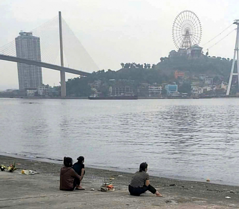 Thân nhân du khách chưa tìm thấy dầm mình trong đêm lạnh ngóng tin -0