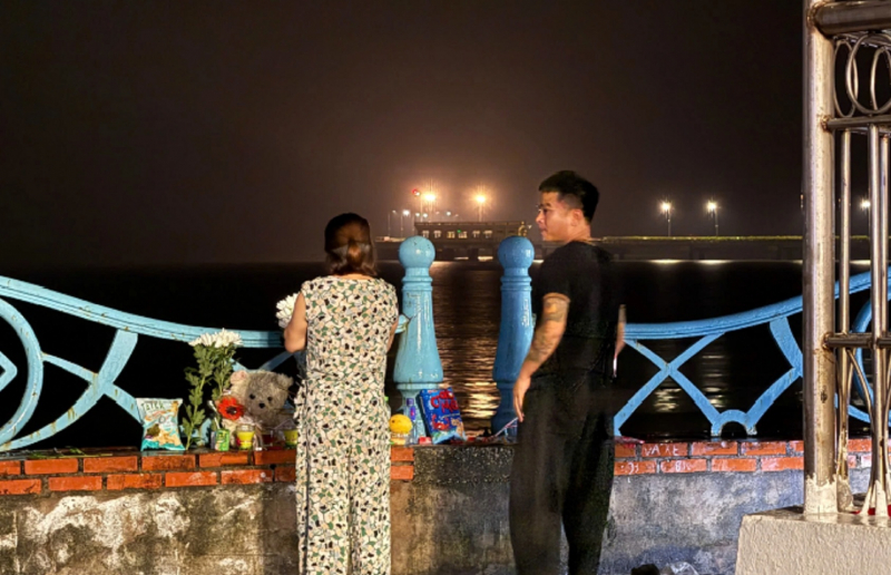 Thân nhân du khách chưa tìm thấy dầm mình trong đêm lạnh ngóng tin -0