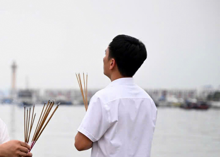 Thân nhân du khách chưa tìm thấy dầm mình trong đêm lạnh ngóng tin -1