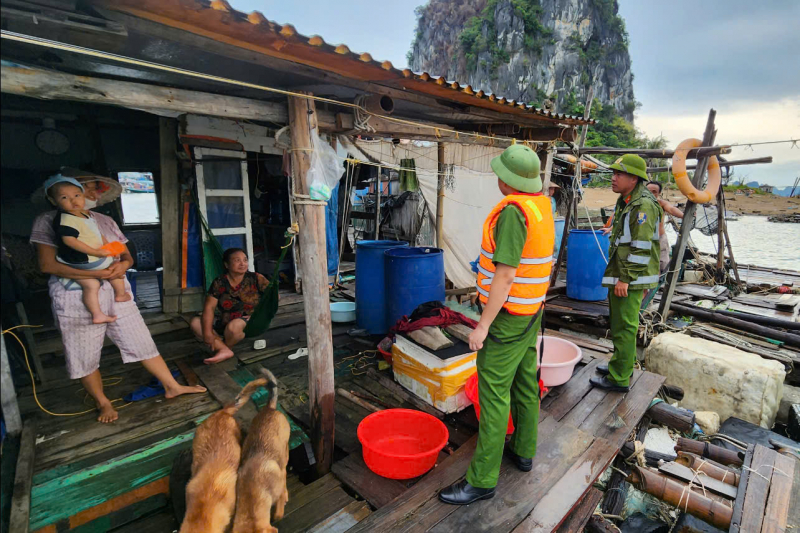 Công an Hải Phòng và Quảng Ninh đồng hành cùng người dân phòng chống bão số 3 -3