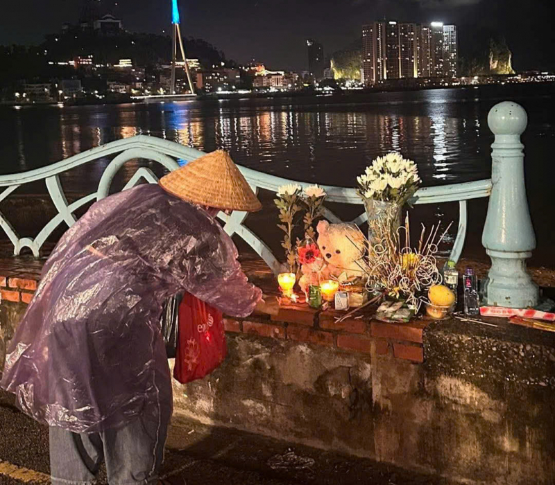 Thân nhân du khách chưa tìm thấy dầm mình trong đêm lạnh ngóng tin -1