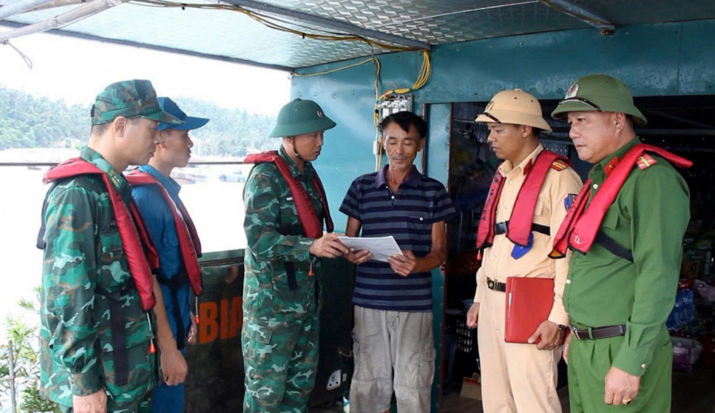 Công an Hải Phòng và Quảng Ninh đồng hành cùng người dân phòng chống bão số 3 -4