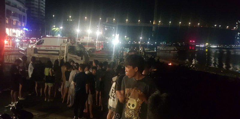 Thân nhân du khách chưa tìm thấy dầm mình trong đêm lạnh ngóng tin -0