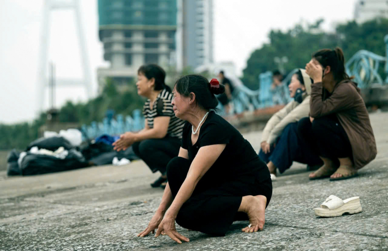 Thân nhân du khách chưa tìm thấy dầm mình trong đêm lạnh ngóng tin -2