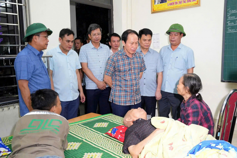 Ấm lòng bữa cơm ngày bão -1