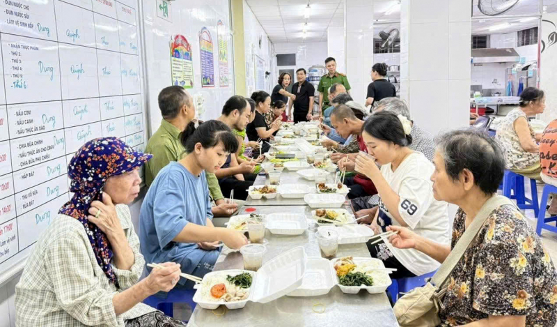 Ấm lòng bữa cơm ngày bão -0