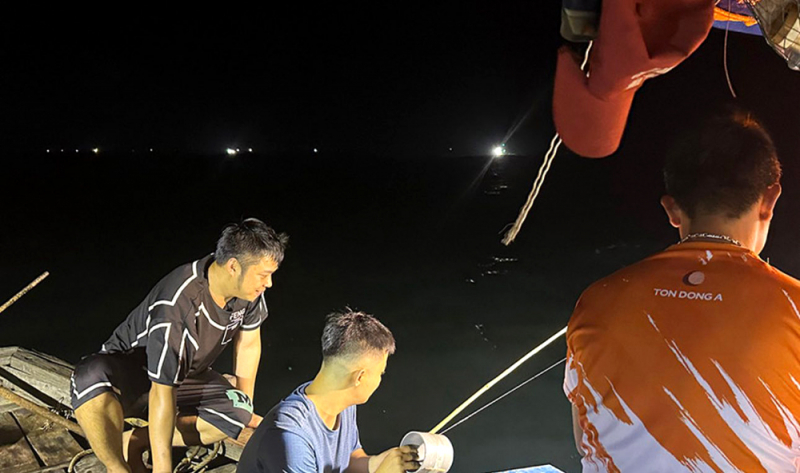 Tàu câu mực chở 27 hành khách bị chìm ở biển Thiên Cầm hoạt động tự phát -0
