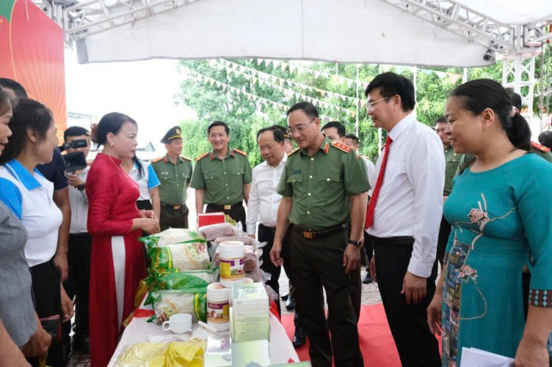 Thứ trưởng Phạm Thế Tùng dự ngày hội toàn dân bảo vệ ANTQ tại Hà Tĩnh -0