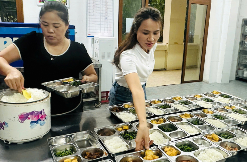 Ấm lòng bữa cơm ngày bão -0