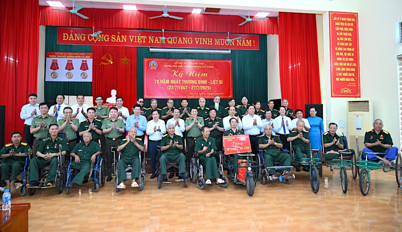 Bộ trưởng Lương Tam Quang thăm, tặng quà Trung tâm điều dưỡng người có công tỉnh Phú Thọ -0