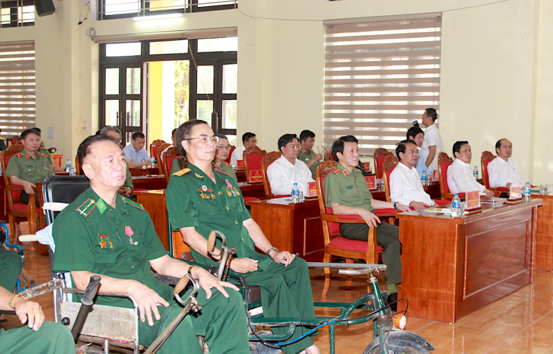 Bộ trưởng Lương Tam Quang thăm, tặng quà Trung tâm điều dưỡng người có công tỉnh Phú Thọ -0