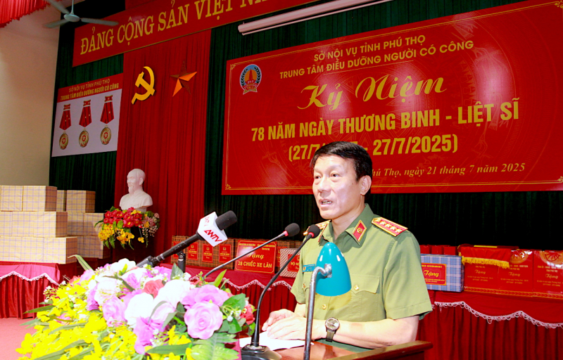 Bộ trưởng Lương Tam Quang thăm, tặng quà Trung tâm điều dưỡng người có công tỉnh Phú Thọ -0