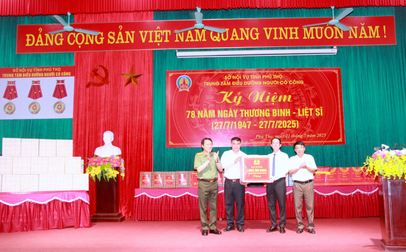 Bộ trưởng Lương Tam Quang thăm, tặng quà Trung tâm điều dưỡng người có công tỉnh Phú Thọ -0