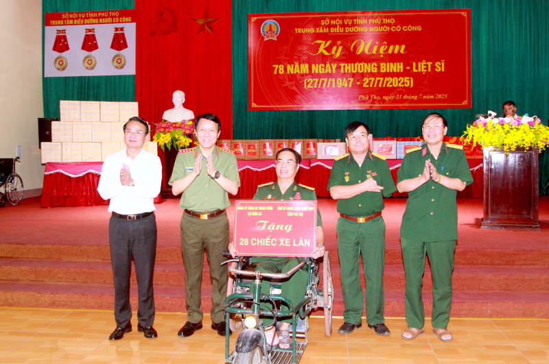 Bộ trưởng Lương Tam Quang thăm, tặng quà Trung tâm điều dưỡng người có công tỉnh Phú Thọ -0