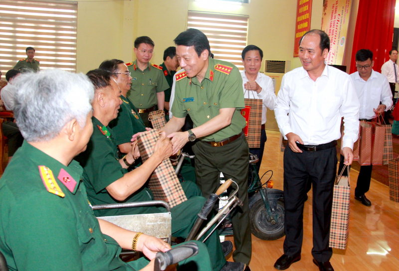 Bộ trưởng Lương Tam Quang thăm, tặng quà Trung tâm điều dưỡng người có công tỉnh Phú Thọ -1