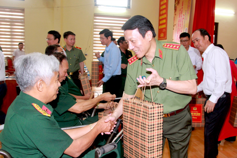 Bộ trưởng Lương Tam Quang thăm, tặng quà Trung tâm điều dưỡng người có công tỉnh Phú Thọ -0