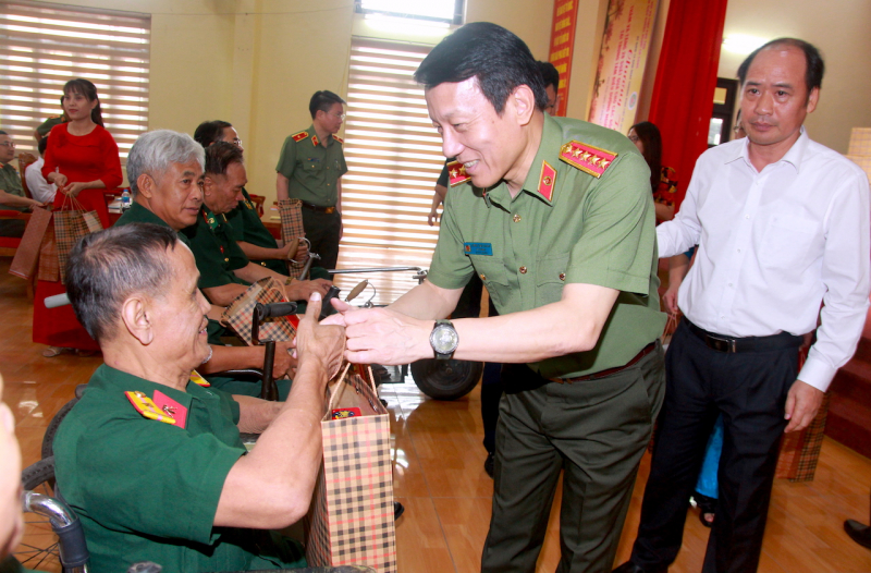 Bộ trưởng Lương Tam Quang thăm, tặng quà Trung tâm điều dưỡng người có công tỉnh Phú Thọ -0