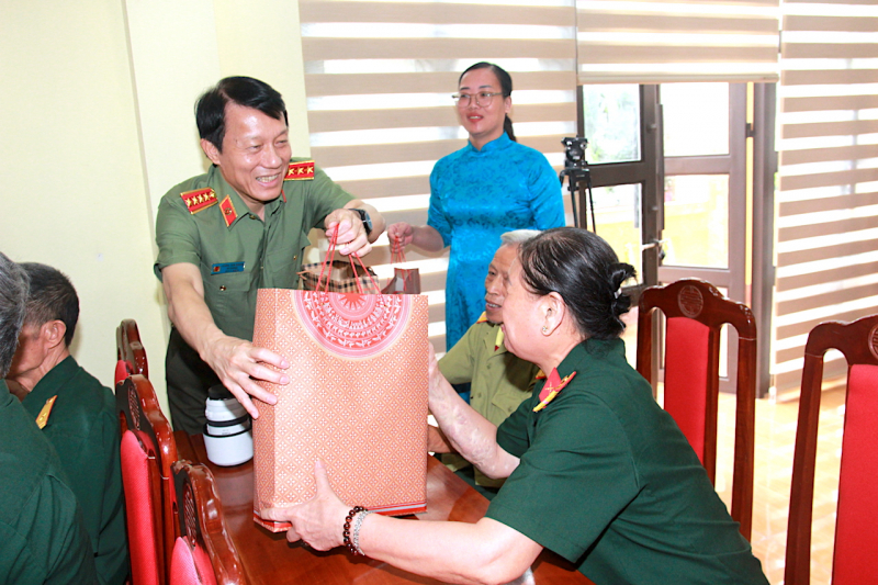 Bộ trưởng Lương Tam Quang thăm, tặng quà Trung tâm điều dưỡng người có công tỉnh Phú Thọ -1