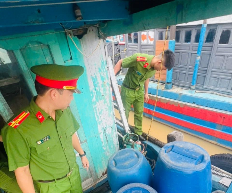 Công an tỉnh Thanh Hoá tích cực vận động, thuyền bè tránh trú bão số 3 -0