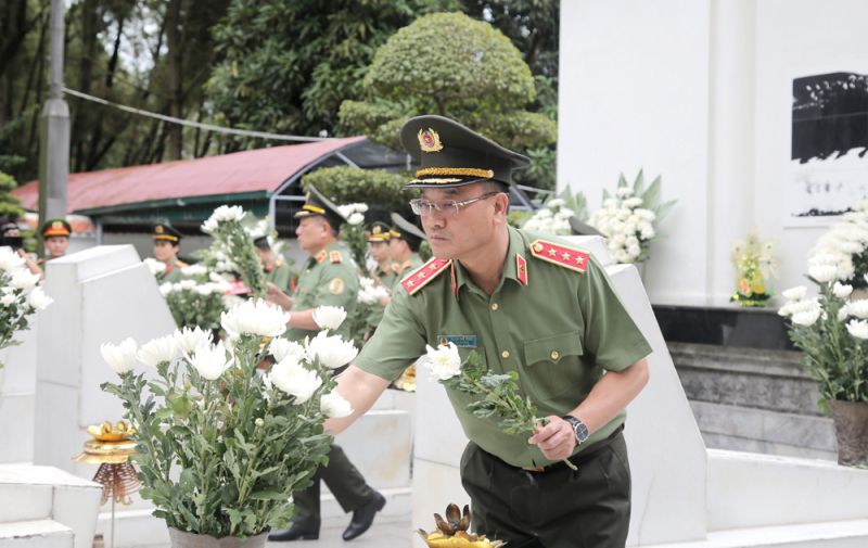 Thứ trưởng Phạm Thế Tùng dâng hoa, dâng hương tưởng niệm Chủ tịch Hồ Chí Minh và các Anh hùng liệt sĩ -0