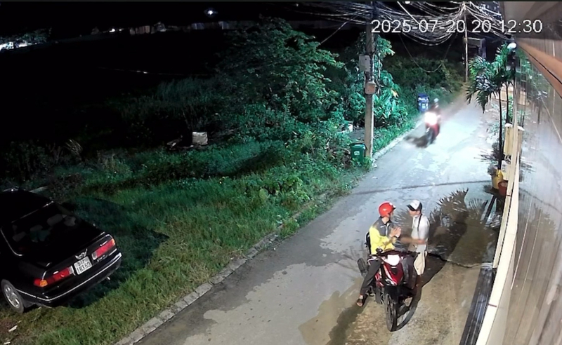 Truy bắt thanh niên giật hơn 100 tờ vé số của người khuyết tật -0