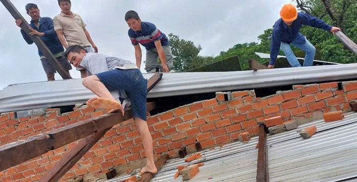 Gió mạnh khủng khiếp, cây đổ la liệt, ôtô bị đè bị hàng loạt -0