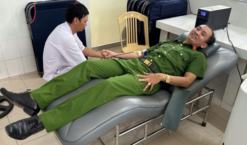 Phó Công an xã kịp thời hiến máu để cấp cứu bệnh nhân -0