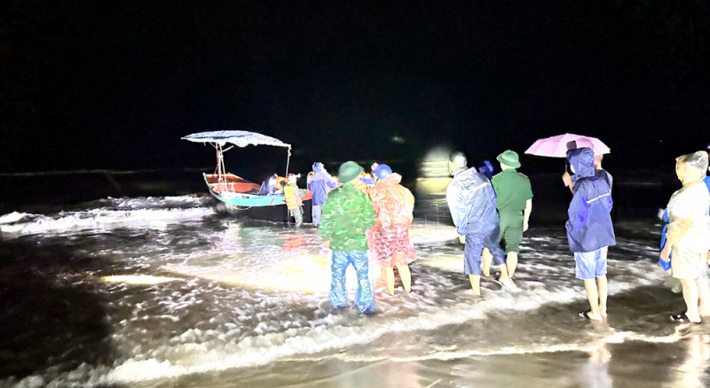 Tàu câu mực chở 27 hành khách bị chìm ở biển Thiên Cầm hoạt động tự phát -0