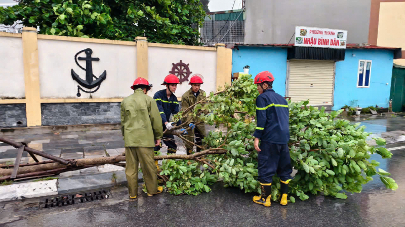 Đoàn Công tác Bộ Công an thăm, kiểm tra một số đơn vị ứng phó với bão tại Hải Phòng -0