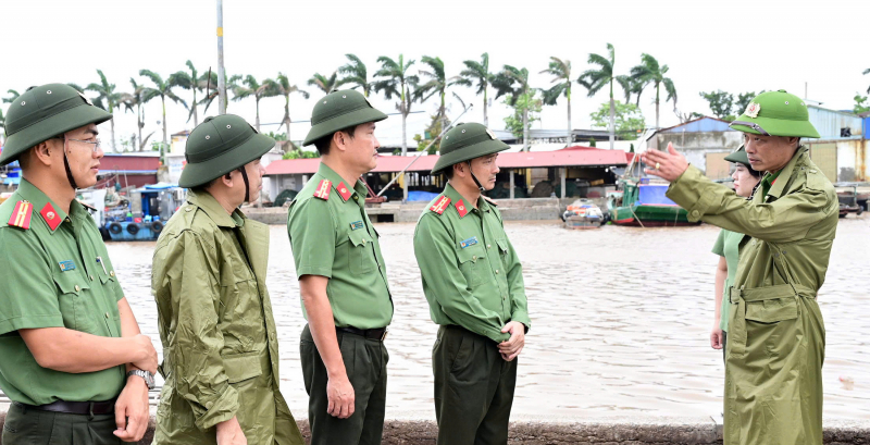 Đoàn Công tác Bộ Công an thăm, kiểm tra một số đơn vị ứng phó với bão tại Hải Phòng -0
