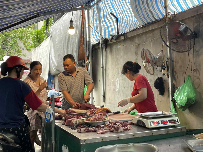 Thịt lợn, rau xanh đắt hàng trước giờ bão số 3 Wipha đổ bộ đất liền -0