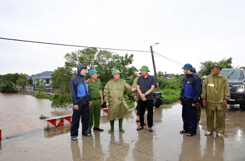 CBCS Công an tỉnh Ninh Bình túc trực các khu vực trọng điểm đê điều, vận động người dân đến nơi an toàn -0
