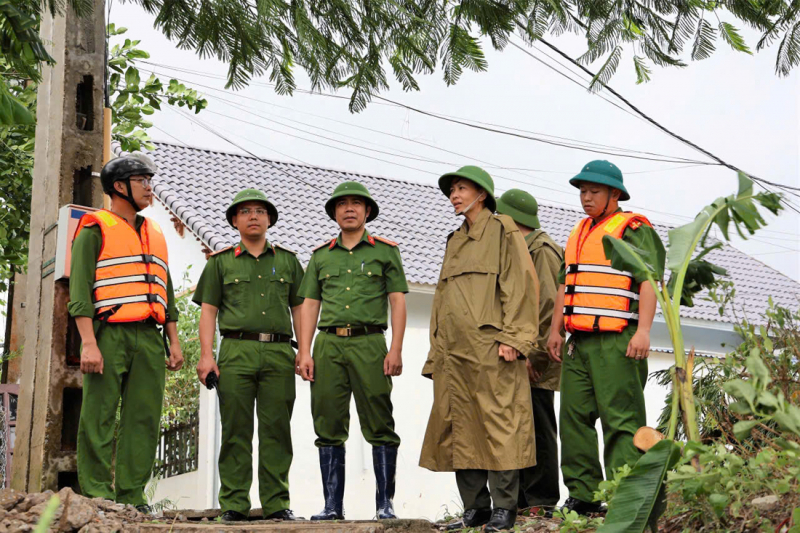 CBCS Công an tỉnh Ninh Bình túc trực các khu vực trọng điểm đê điều, vận động người dân đến nơi an toàn -0