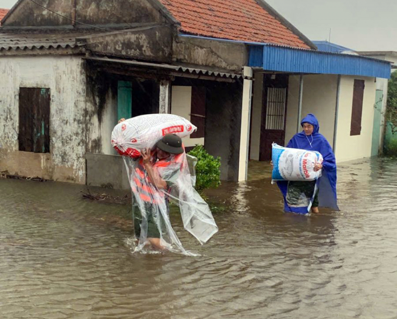 CBCS Công an tỉnh Ninh Bình túc trực các khu vực trọng điểm đê điều, vận động người dân đến nơi an toàn -0