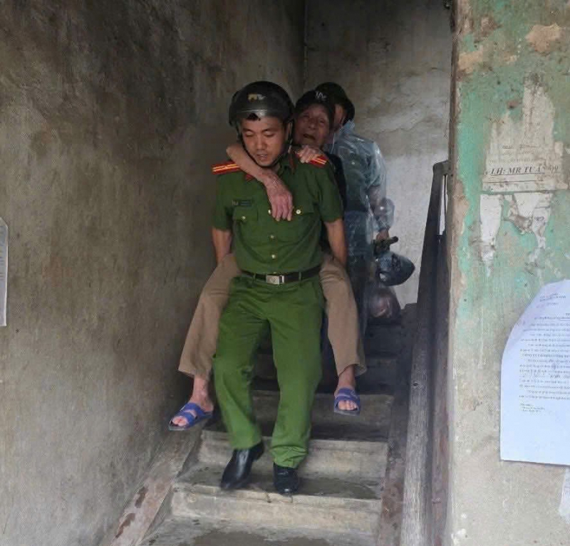 CBCS Công an tỉnh Ninh Bình túc trực các khu vực trọng điểm đê điều, vận động người dân đến nơi an toàn -2