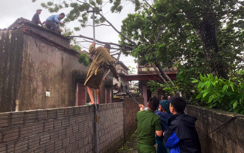 CBCS Công an tỉnh Ninh Bình túc trực các khu vực trọng điểm đê điều, vận động người dân đến nơi an toàn -0