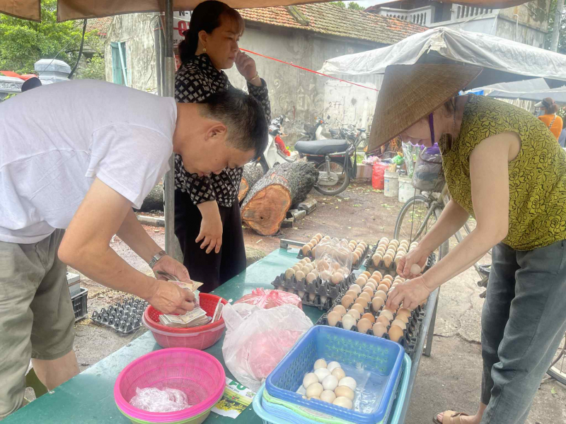 Thịt lợn, rau xanh đắt hàng trước giờ bão số 3 Wipha đổ bộ đất liền -0