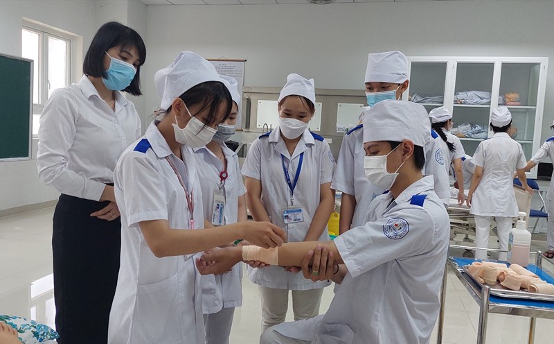 Công bố điểm sàn xét tuyển nhóm ngành sức khỏe và đào tạo giáo viên năm 2025 -0