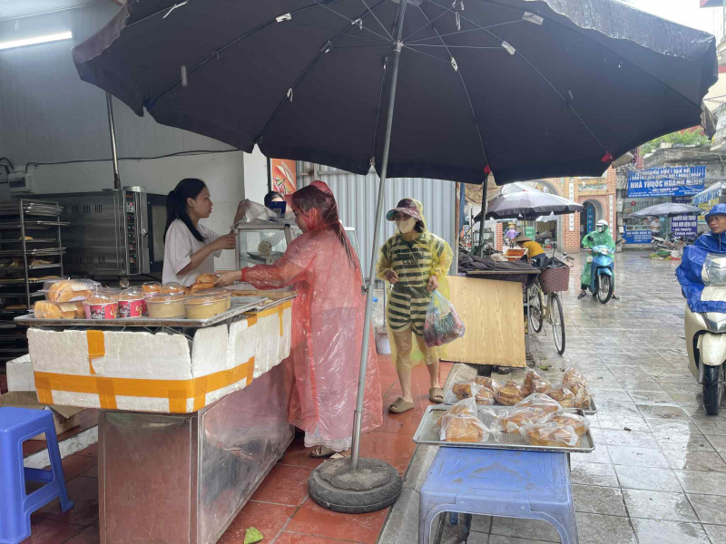 Thịt lợn, rau xanh đắt hàng trước giờ bão số 3 Wipha đổ bộ đất liền -0