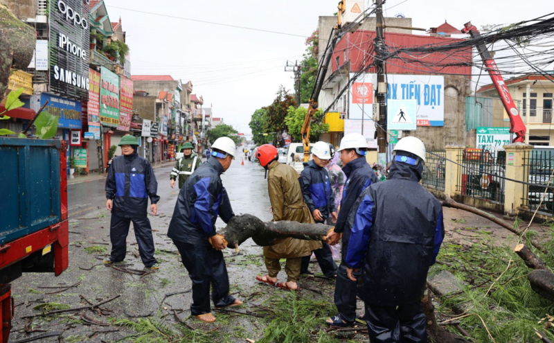 CBCS Công an tỉnh Ninh Bình túc trực các khu vực trọng điểm đê điều, vận động người dân đến nơi an toàn -1