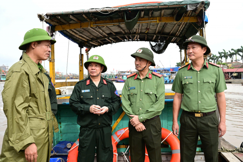 3.735 Cảnh sát cơ động, 41 chó nghiệp vụ thường trực sẵn sàng ứng phó bão WIPHA -0