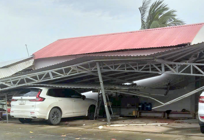 Dông lốc làm sập, tốc mái 99 căn nhà ở An Giang -0